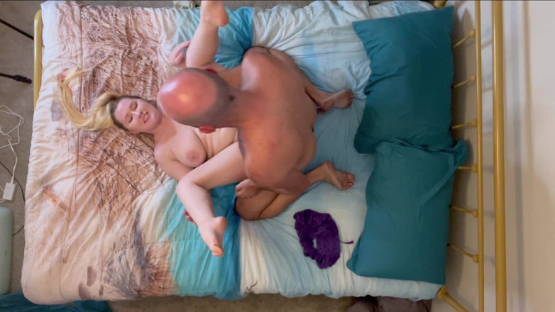 Island Boy Vids: Emma Shay &amp; Stora tuttar studsar i taket