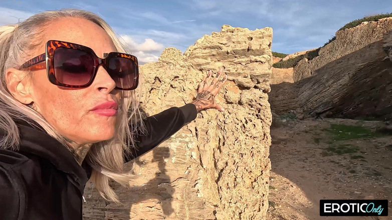 EroticOnlyClips: Une MILF blonde tatouée se fait baiser en plein air...