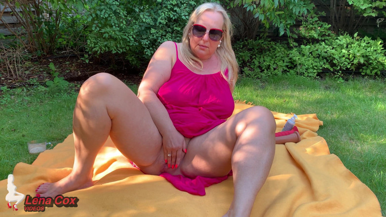 Lena Cox: Soție sexy Lena - Masturbare în grădină cu vibrator - orgasme reale cu...