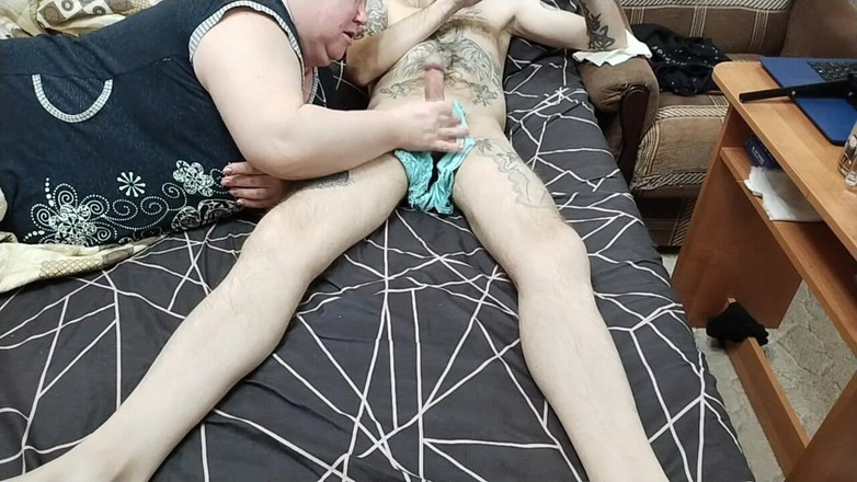 Zona901: 彼女のパンティーで私のペニスを指で吸うディックと私は義母のパンティーに絶頂します