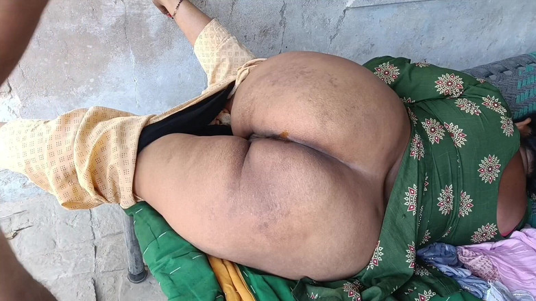 Yourgeeta8899: Krása Pooja hlasitě sténá při tvrdém šukání v šukání zadku a na...