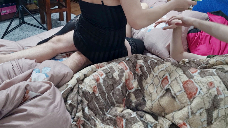 Viktoria_sekret: 人妻和老公说话并拿走她朋友的鸡巴 第1部分