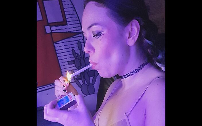 Blowjobs Alice: Stepsister smokes naked