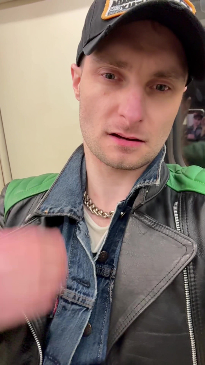 KinkySirius: Gay skinhead Kinkysirius prende una doccia d'oro in un bagno...