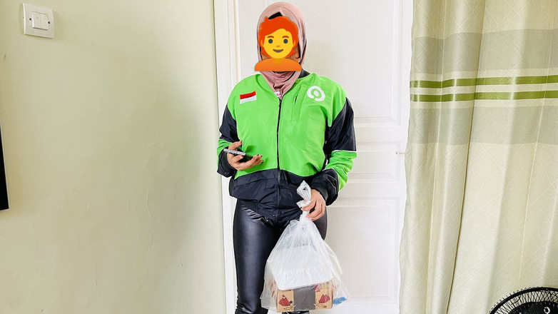 Nadalyne: Nevinná dívka kurýr je ošukaná ošukaným chlapem