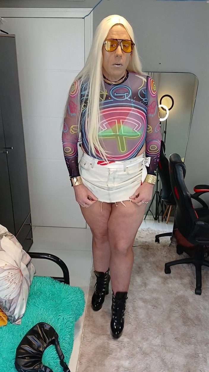 Sexy ass CDzinhafx: Levi's Mini Skirt and High Cut Bodysuit Showing Tan Lines...