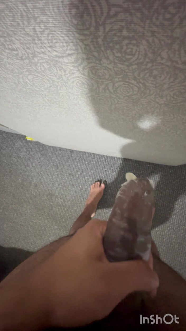 Dick dank: Ragazzo si masturba nel preservativo