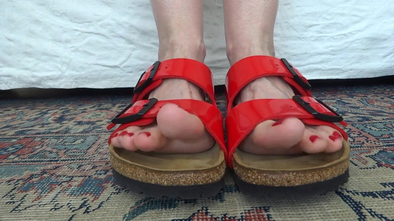 Lady Victoria Valente: Zehenfetisch - wackeln mit meinen zehen in rotem patentleder Birkis Birkenstock...