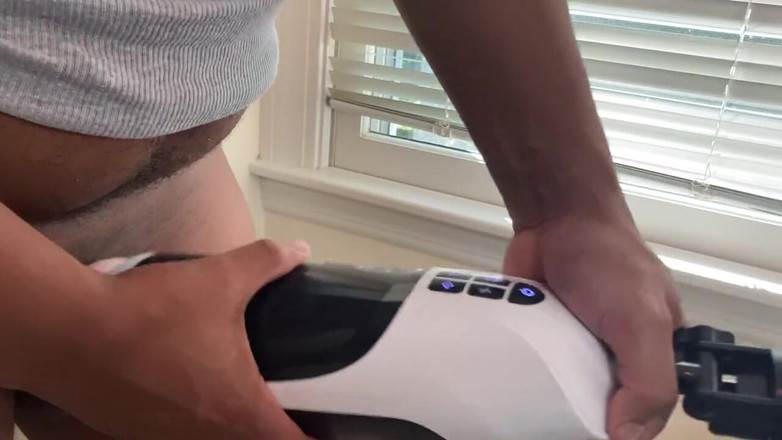 Devin Vine: 자지 반지와 양말에 검은 자지에서 큰 부하를 짜내는 Automasturbator