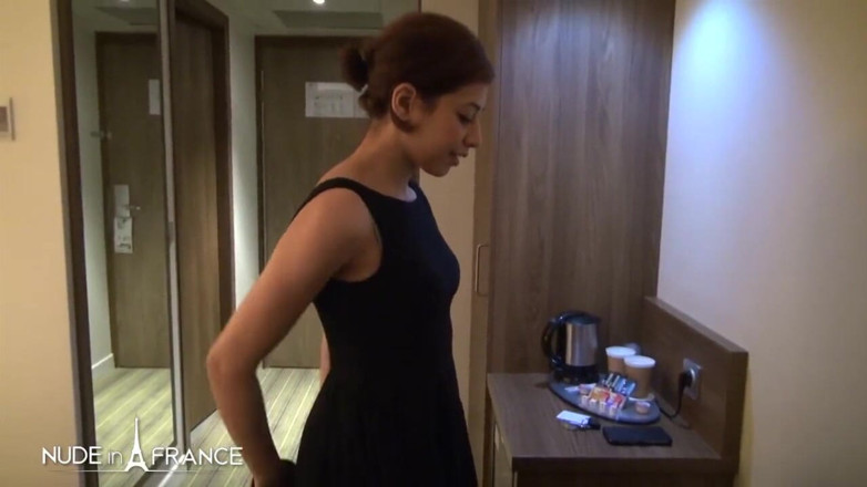 Nude in France: Awek Maghribi Lilia berusia 19 tahun menelan untuk video lucah pertamanya