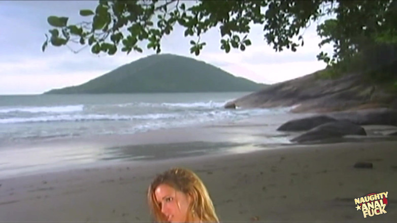 Naughty anal fuck: Una bollente scena retrò con una bionda in bikini che...