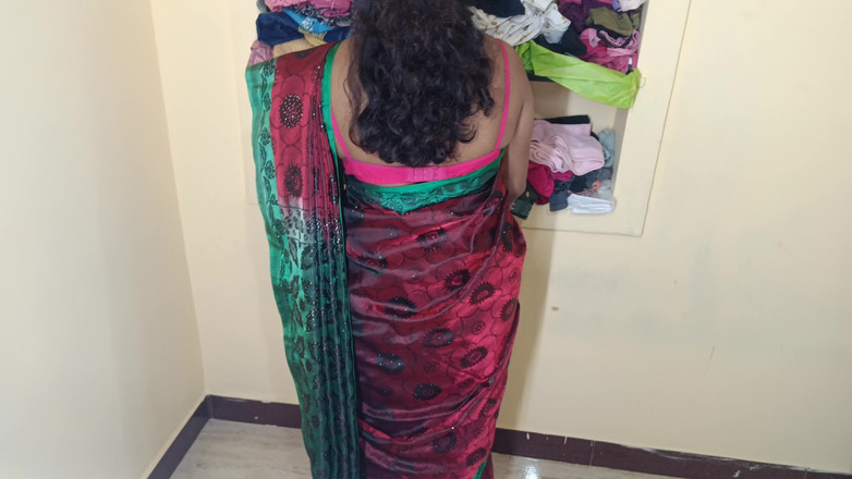 Inba: Mujeres lindas en sari rojo