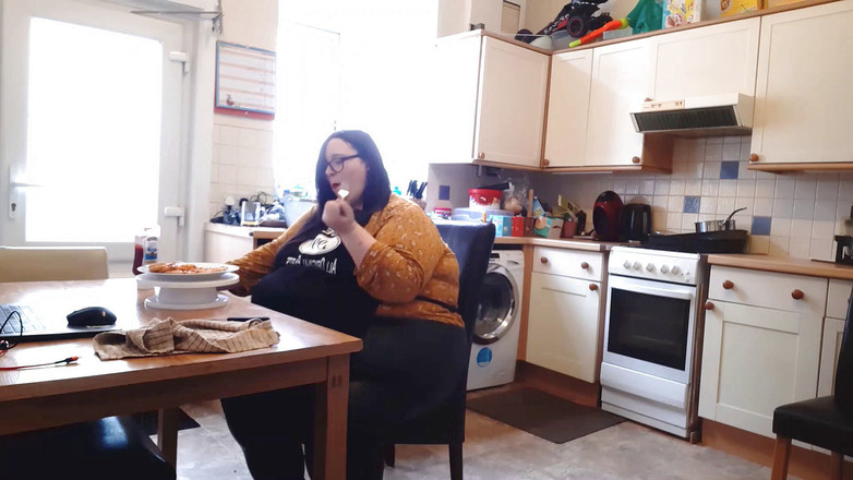 SSBBWLadyBrads: Товстушка товстушка їсть сцену фанфікування свині в фартусі