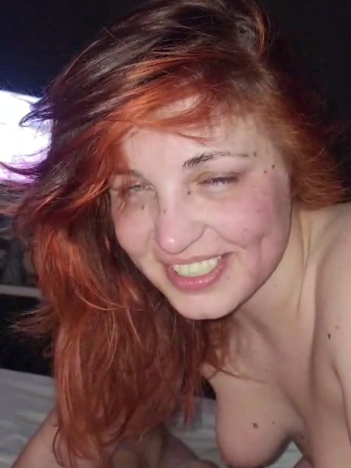 Elena917: ファンに会うために旅行中のスパンキング、フェラチオ、唾を吐き出す、フィスティング