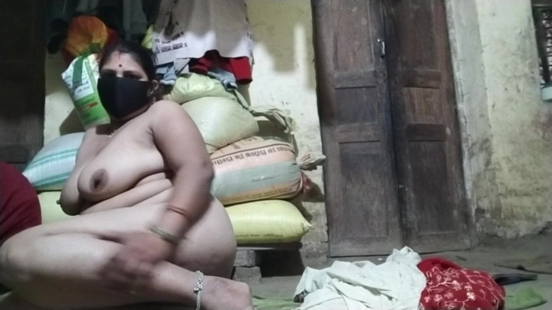 Desi_bhabhi121: Гаряча бхабх пестить пизду оголеними цицьками