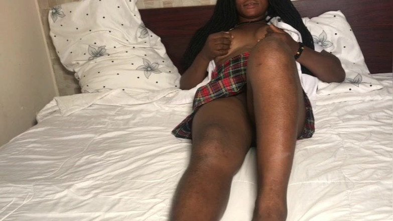 Ethanxbush: Ebony pantat berair terangsang menggoda dirinya sendiri