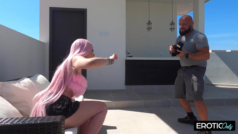 MILFFreaksX: 彼女はキャリアを築きたいと思い、そのために多くの努力を注いでいます