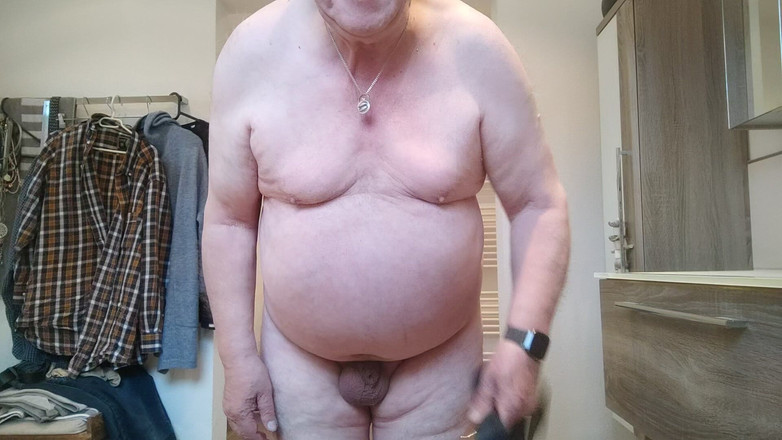 Karlchengeil: Ngentot pakai ikat pinggang sebelum mandi