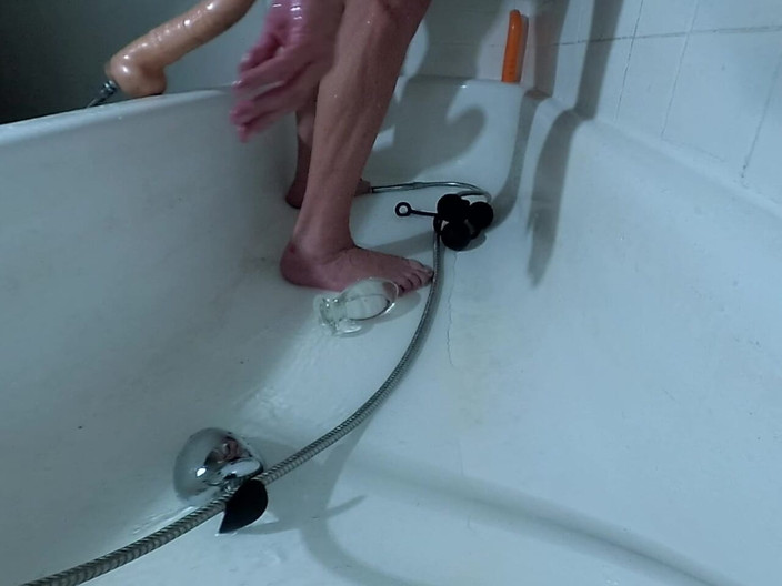 Lizzy Yum VR: Liz Young VR janvier 2025, clito, seins dilatés, orgasme, masturbation, bain...