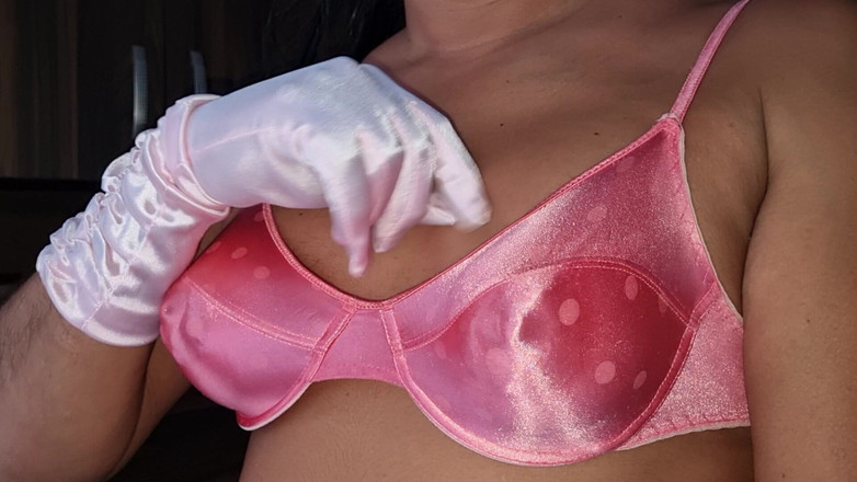 Only bras: Класичний атласний бюстгальтер проти саті, з гострими сиськами