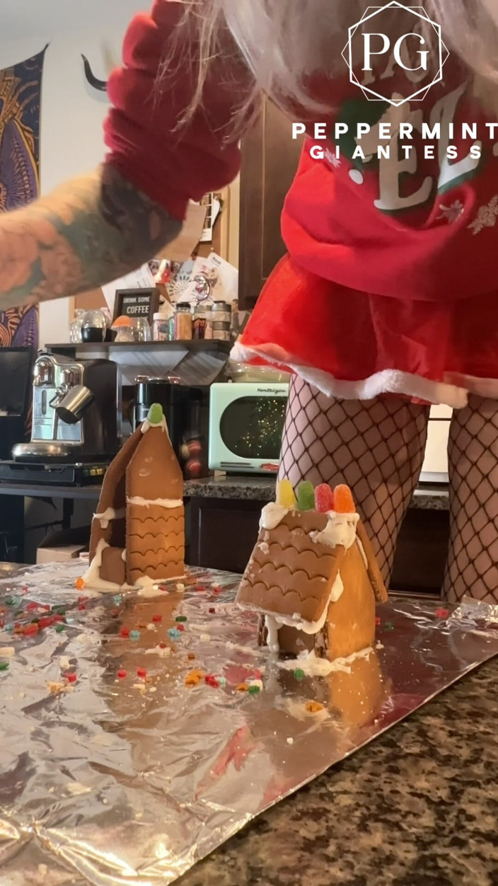 Peppermint Giantess: 73 obryně v 8palcových podpatcích zdobí perníkovou vesnici