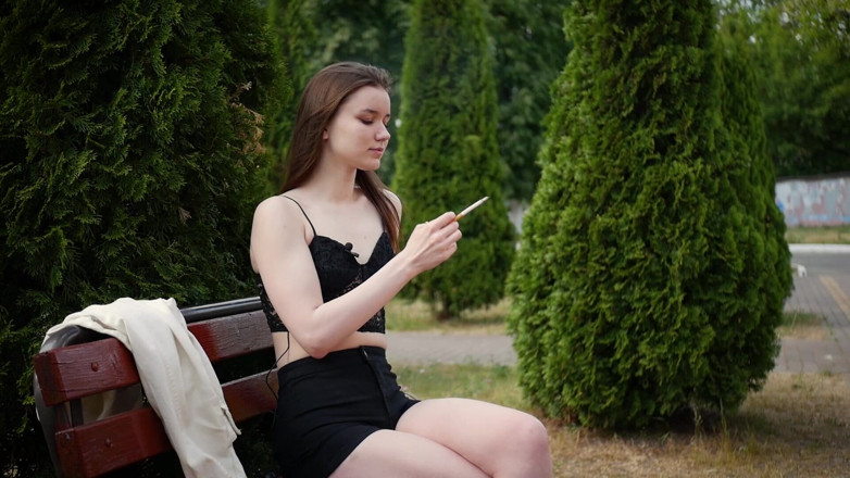 Russian Smokers: Smoking 120mm Saratoga on the Street