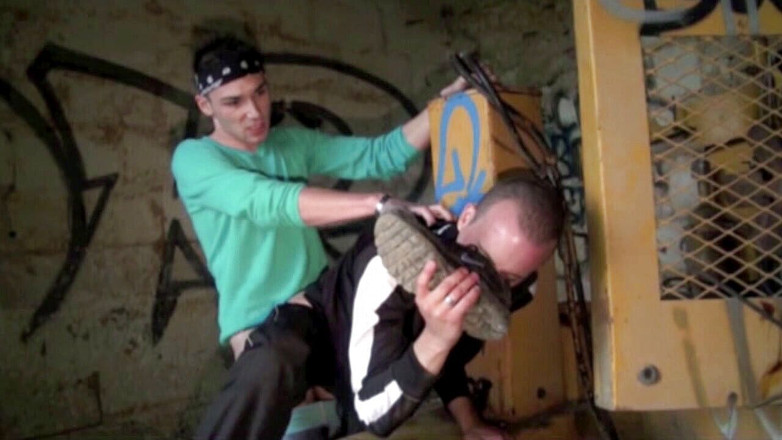 Sneaker Sex Kinky: ट्विंक्स स्नीकर्स के अधीन हैं जो मंडरा रही हैं