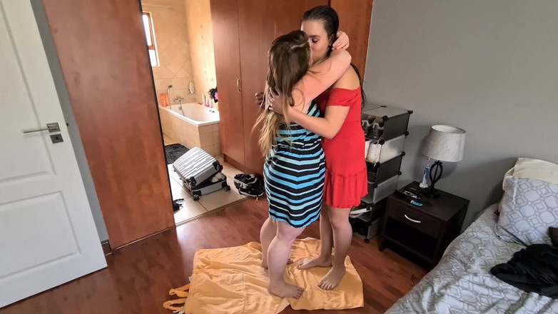 domslutfucker: Două surori vitrege grase se pișă pe vedere la persoana 1