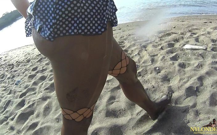 Nylondelux: Diversión de nylon en la playa pública