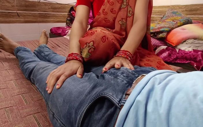 tannu: Tanya bhabhi agarra la polla mientras presiona la pierna de...