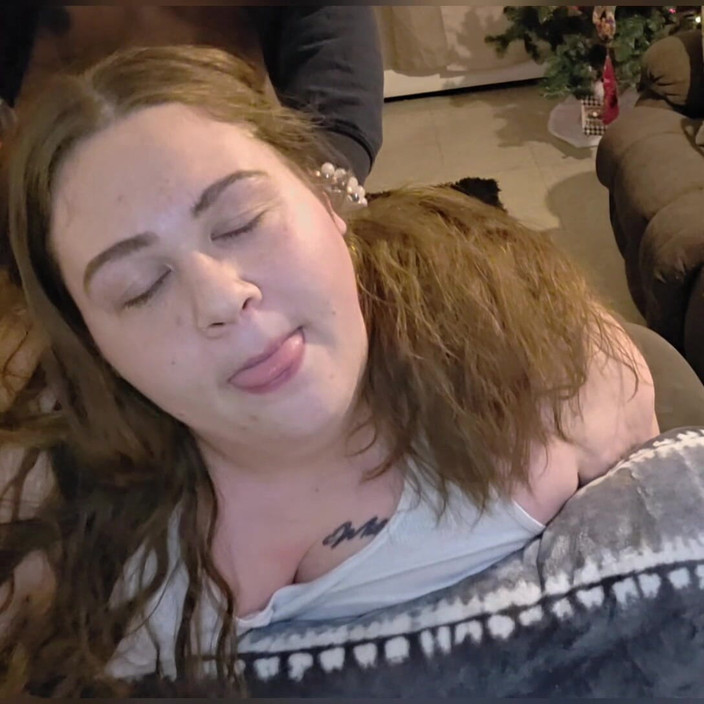 TrotzillaTheGod: Şişman götlü beyaz kız sikiliyor ve üvey erkek kardeşlerinin dölünü yutuyor