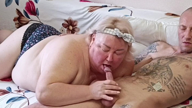 Zona901: Přítelkyně saje ptáka a dostane sperma na obličej