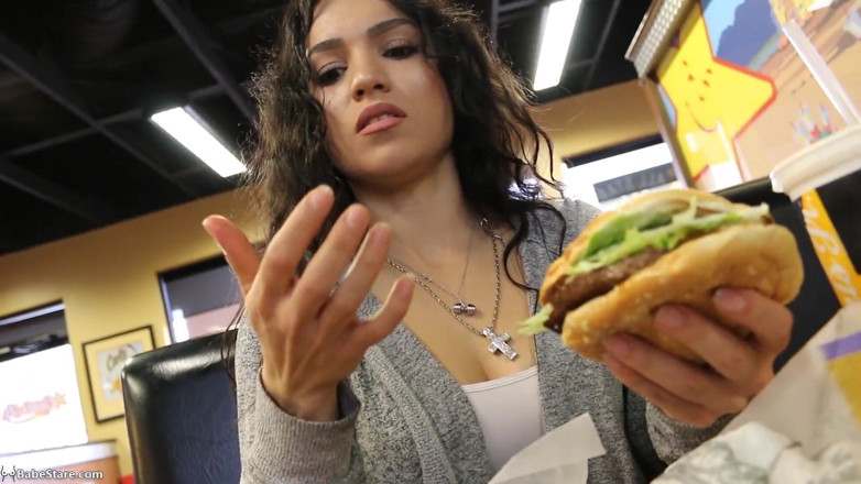 Babe Stare: Een hete burgerdate met Tia!