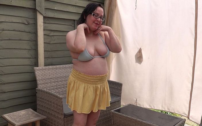 Littlevixen: Istri seksi dengan rok mini warna kuning dan atasan bikini...