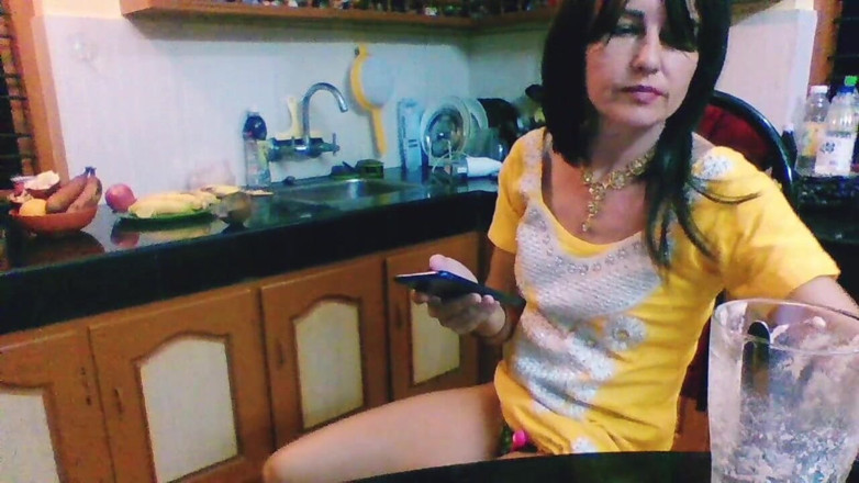 Bolly Karma: Esposa insatisfecha buscando placer