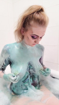 Cosplay Dr Z bodypaint bad borttagning