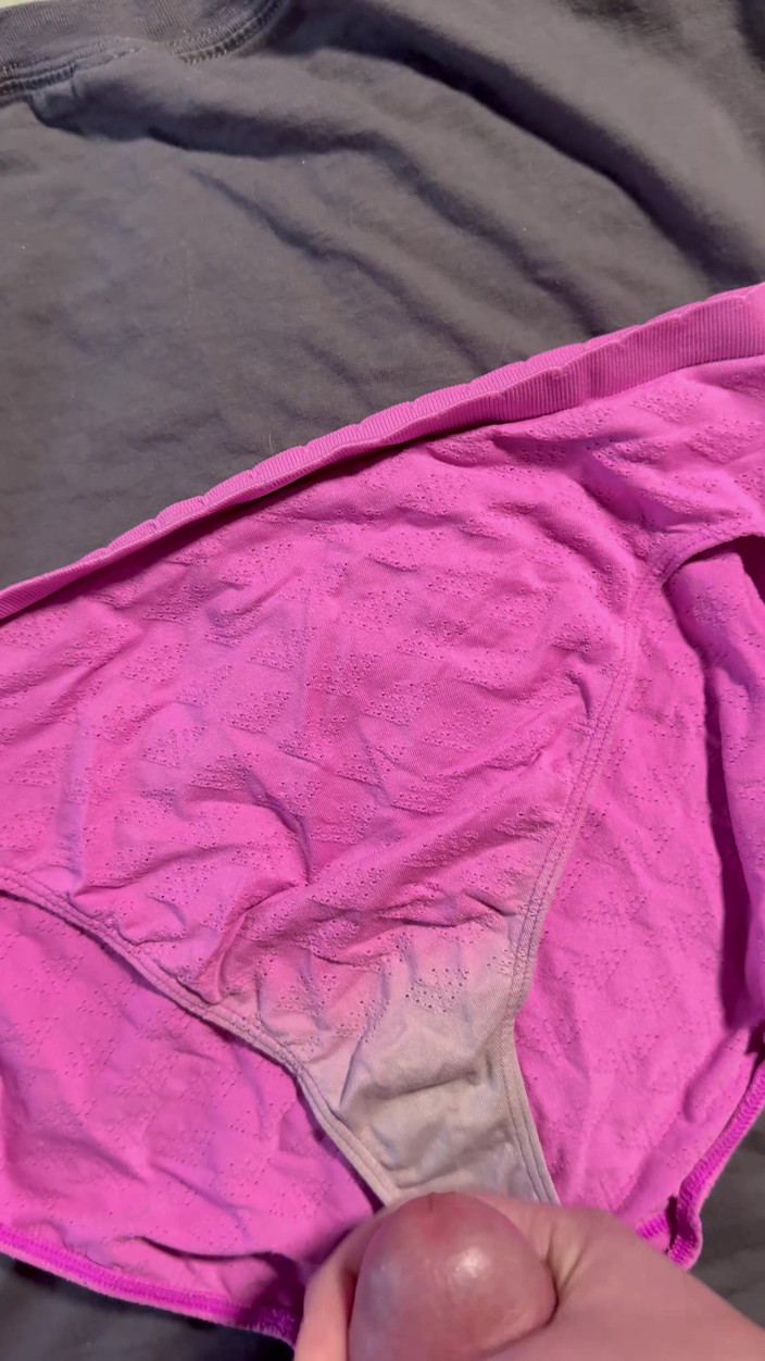 CumDaily: Vyvrcholení na kalhotky manželky 7