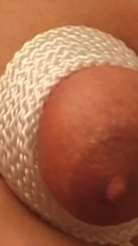 Reife MILF unterwirft sich einer engen seilbondage