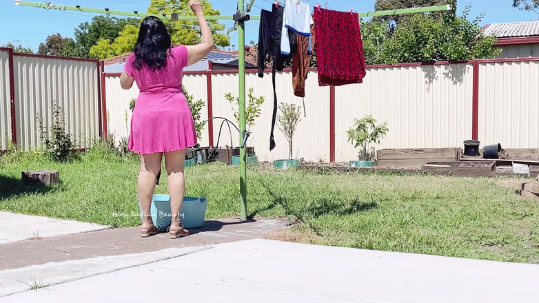 Hot 365 Entertainments: Sexy manželka v domácnosti škádlí se svou každodenní rutinou - bosá - Hira...