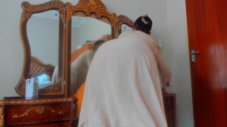 AnalEbony: Ébano rabuda balançando enquanto limpa casa