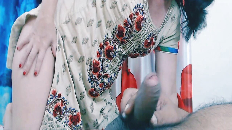 Bolly Karma: 痴女ラブロックが彼女の引き締まった大きなお尻で巨根をからかうのを見る