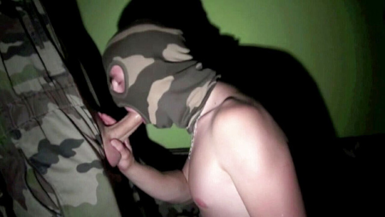 FRENCH PORNSTARS FUCKERS: सैनिक लड़के की वर्दी वाली रंडी की xxl लंड द्वारा चुदाई