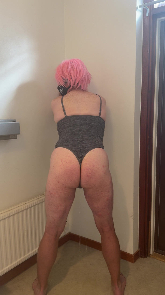 Julia Trans: Děvka v růžových vlasy masturbuje, stříká a smáčí se