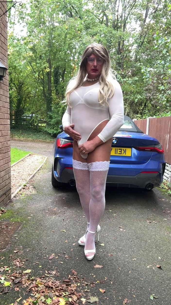 Kellycd2022: Beyaz seksi tulum ve file çoraplı seksi travesti kellycd2022