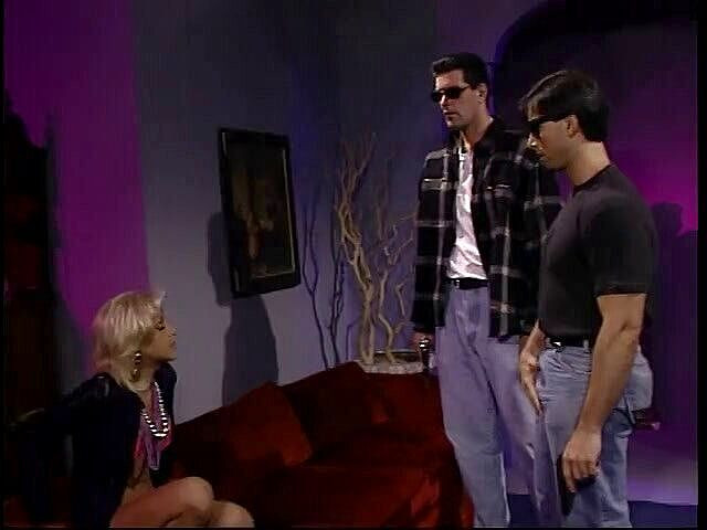 Stunning Blondes: Nadržená kočka Buffy ptáky ošukaná