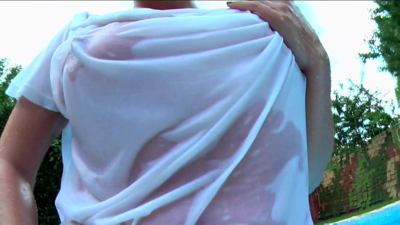 Deutschland Porno X: Blonde voetenbeurt bij het zwembad en nat plagen