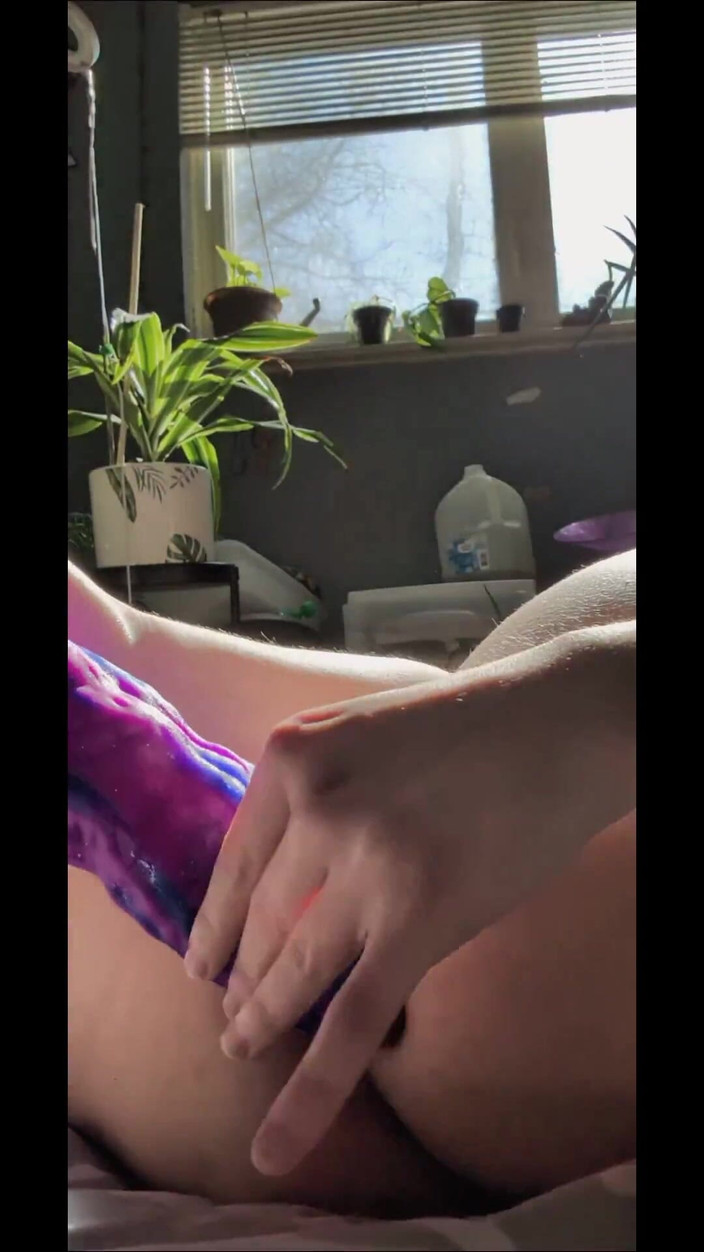 LynnxXx: Кончаю и огромный зияющий с огромной игрушкой!