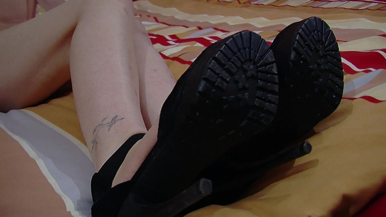 All Those Girlfriends: Teresa Suarez, MILF excitée, utilise un gode pour faire plaisir à...