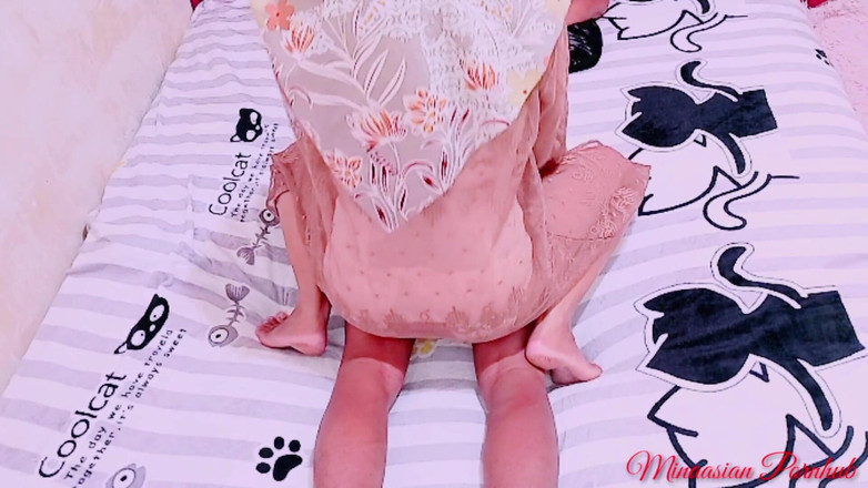 Wulan indah: Cewek Berjilbab hete Urut Sampai Ngentot