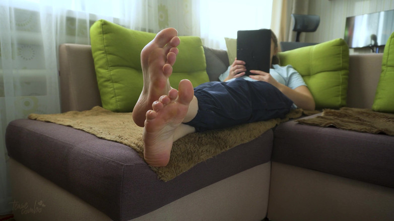 Teasecombo 4K: Sexy Teen Amateur Shows Off Her Bare Soles Foot Fetish